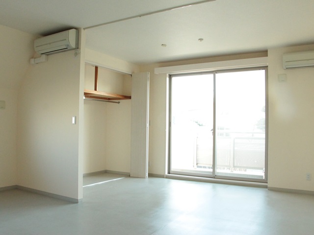 暖かい光と柔らかい部屋 304の内観