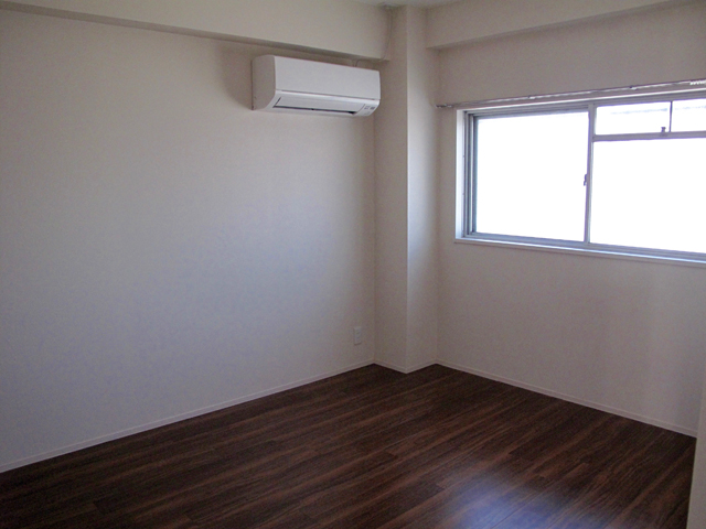 34平米のバルコニーから下町をのぞむ 402の内観