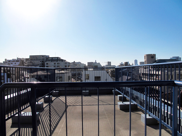 34平米のバルコニーから下町をのぞむ 402の内観