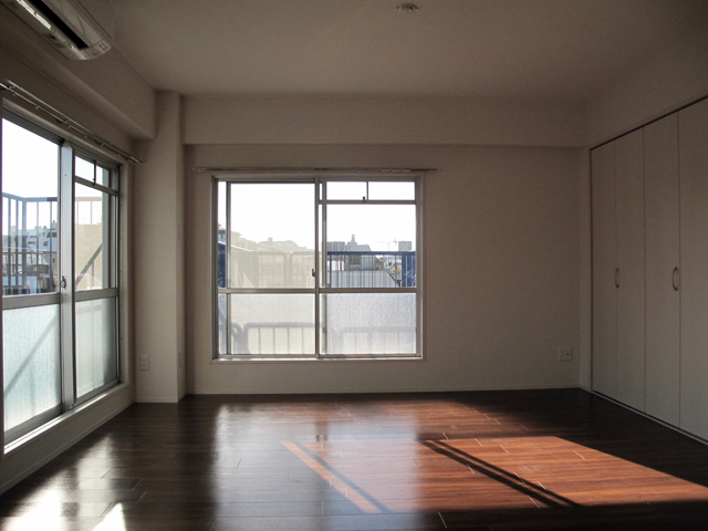 34平米のバルコニーから下町をのぞむ 402の内観