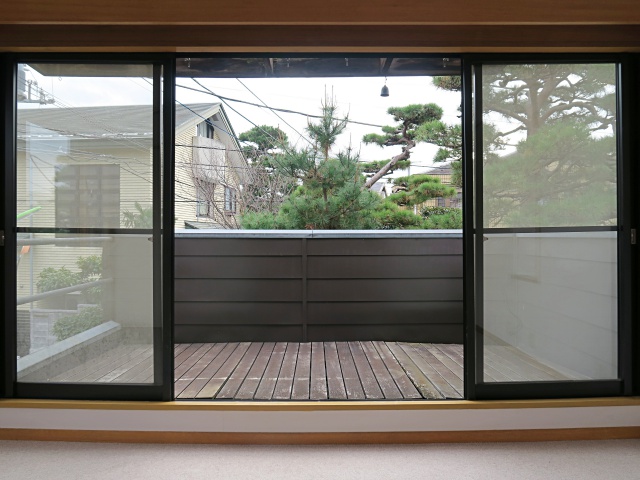 松の木を借景 2の内観