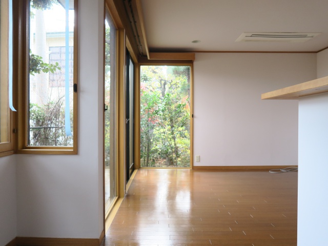 松の木を借景 2の内観