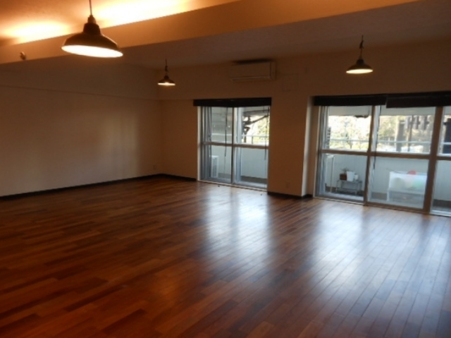 広さに溺れる 210の内観