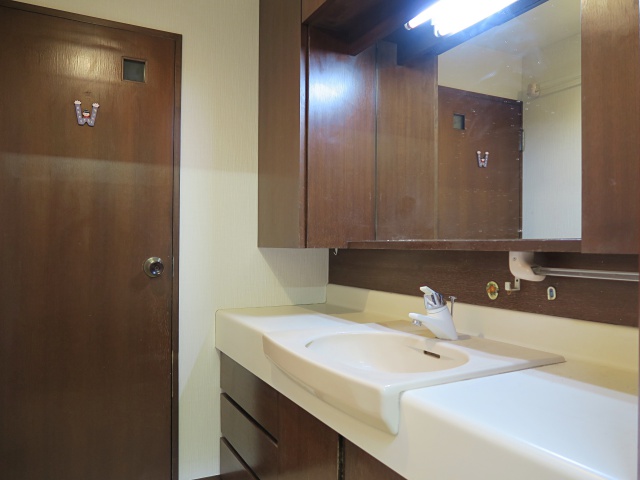 馬事公苑のお隣で 806の内観