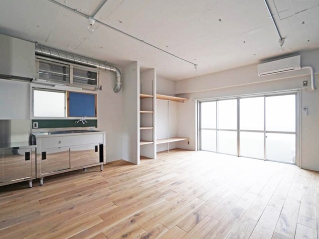 気取らず飾る 302の内観