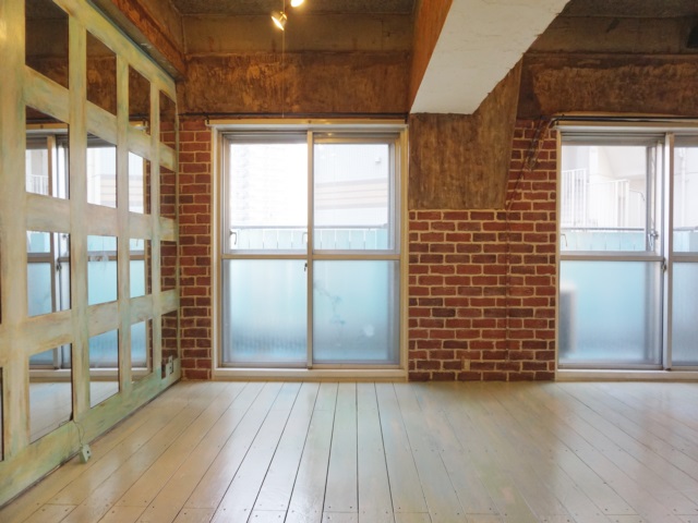 海外仕様の部屋に住まう 601の内観