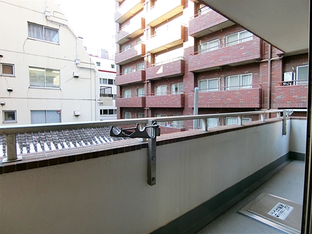 御苑で休日を 301の内観
