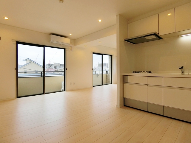 川沿いをお散歩 402の内観