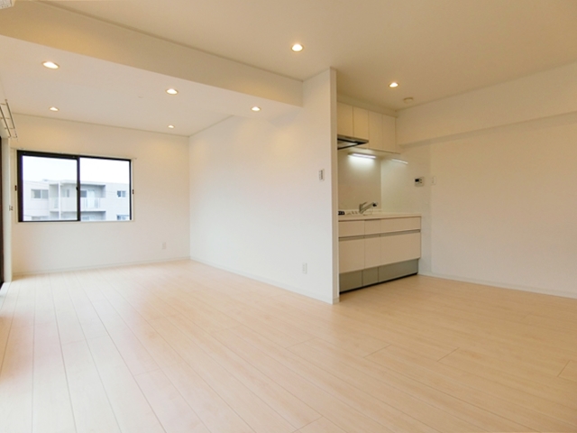 川沿いをお散歩 402の内観