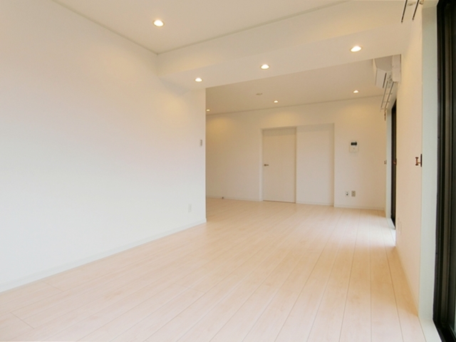 川沿いをお散歩 402の内観