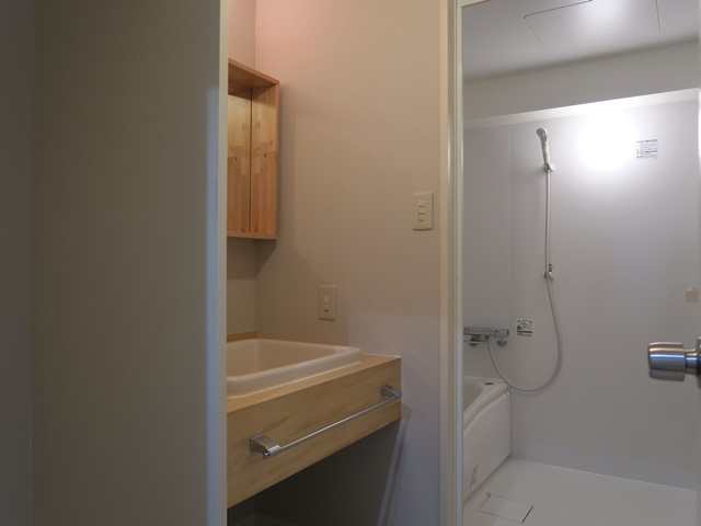 緑が見える広い部屋 603の内観