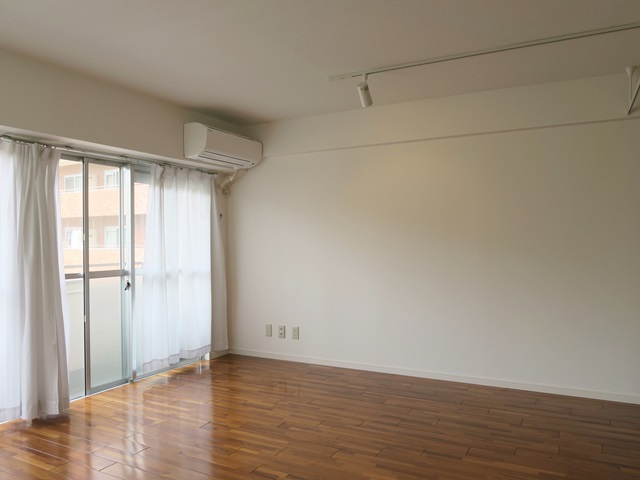 緑が見える広い部屋 603の内観