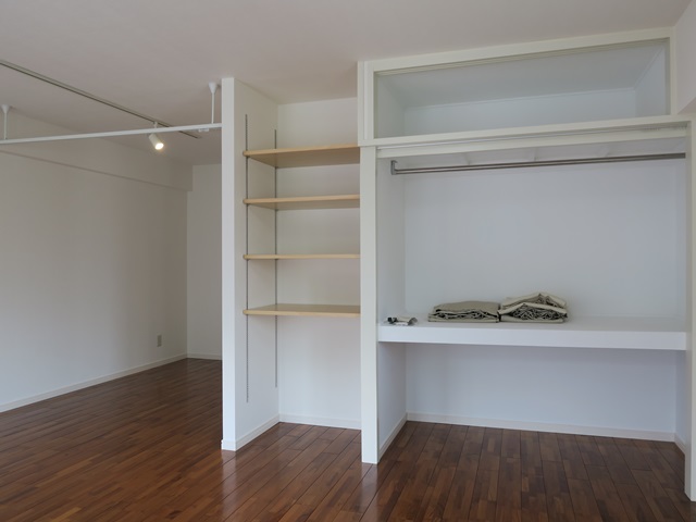 緑が見える広い部屋 603の内観