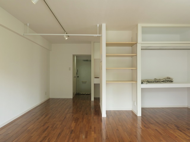 緑が見える広い部屋 603の内観