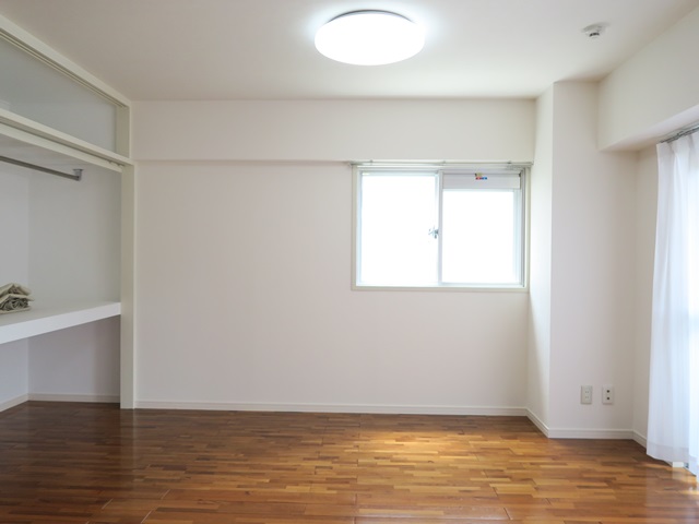 緑が見える広い部屋 603の内観