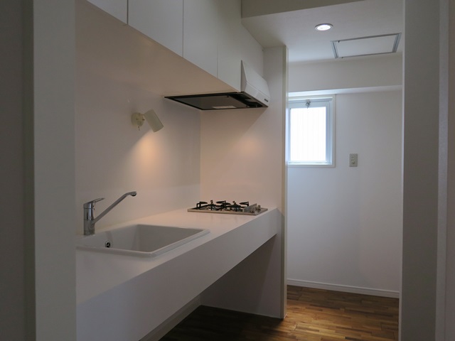 緑が見える広い部屋 603の内観