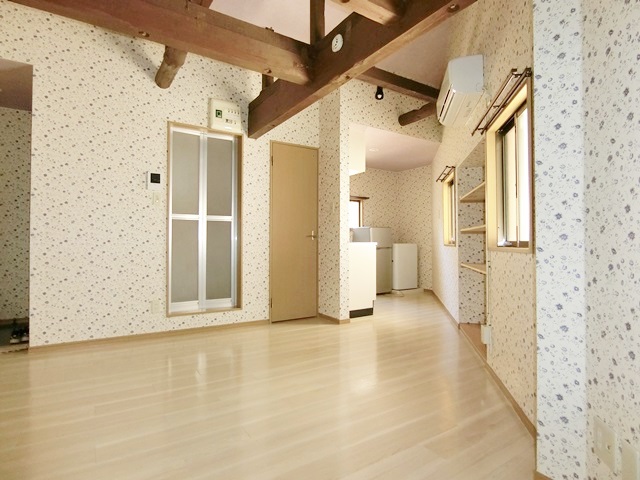敷礼０！山小屋な天井 202の内観