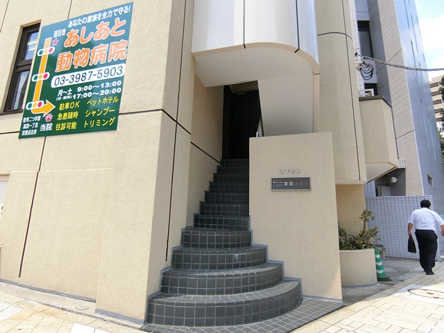 移り変わる色に包まれる 301の外観