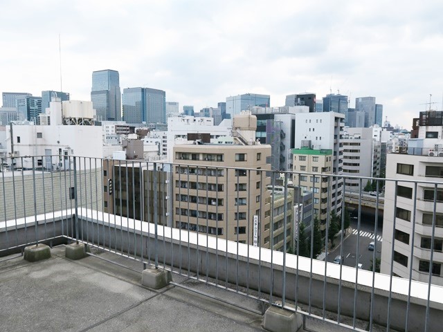 都会の空に浮かぶ 1201の内観