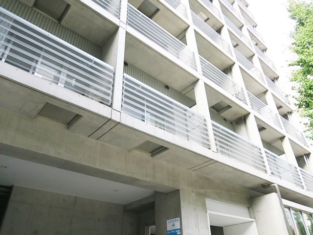 都会の空に浮かぶ 1201の外観