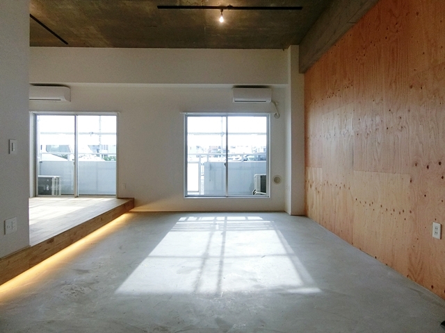 アウトドアリビング 102の内観