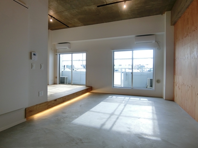 アウトドアリビング 102の内観