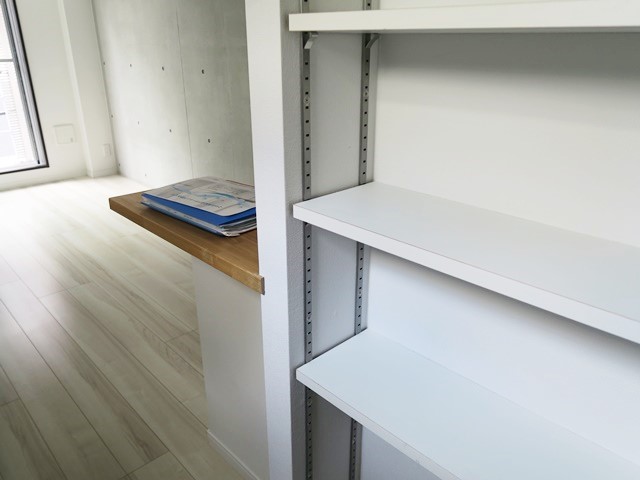 コンクリ壁が魅力 502の内観