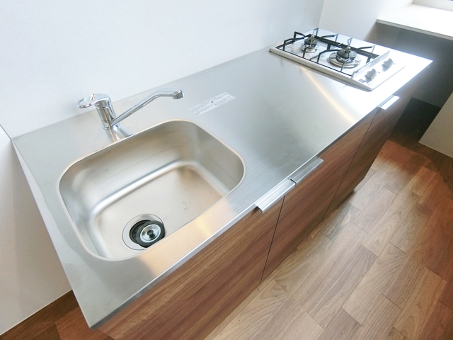 緑が見えるデスク 13の内観