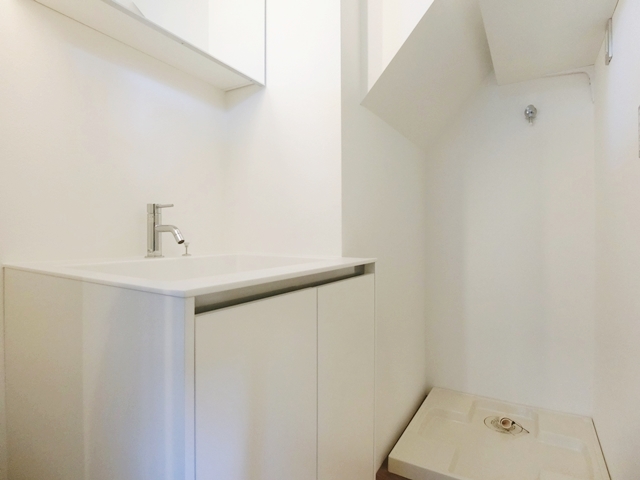 緑が見えるデスク 13の内観