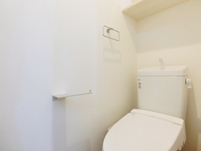 緑が見えるデスク 13の内観