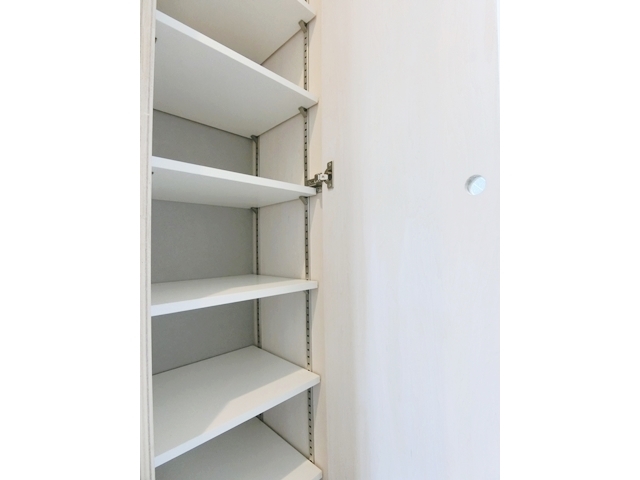 緑が見えるデスク 13の内観