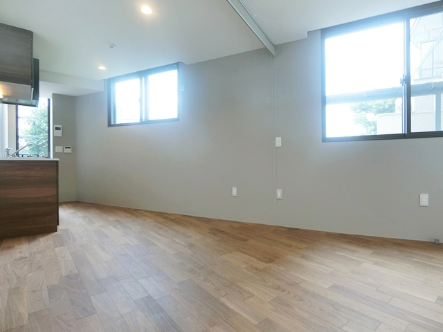 緑が見えるデスク 13の内観