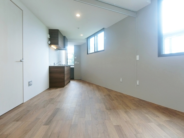 緑が見えるデスク 13の内観