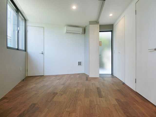 緑が見えるデスク 13の内観