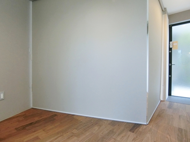 緑が見えるデスク 13の内観