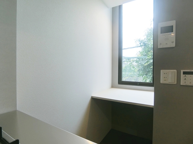 緑が見えるデスク 13の内観