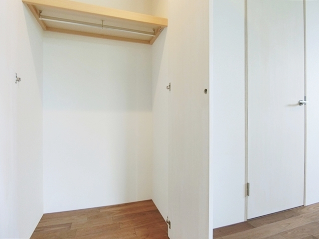 緑が見えるデスク 13の内観