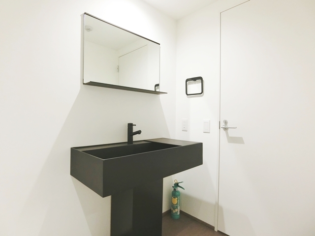 大人の街の白い館② 102の内観