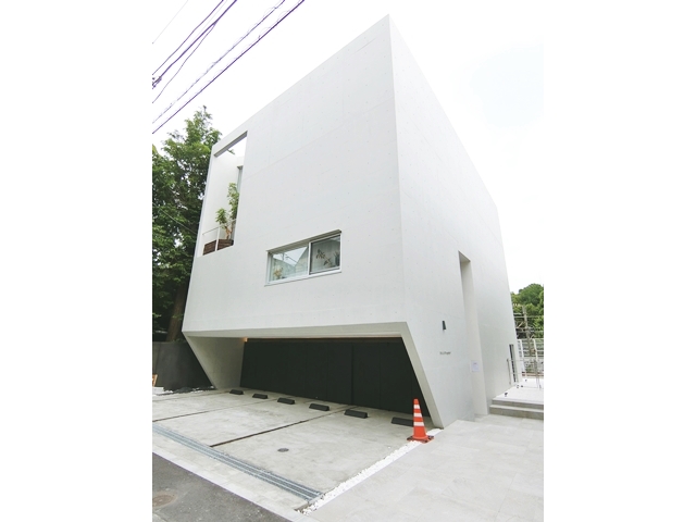 大人の街の白い館② 102の外観