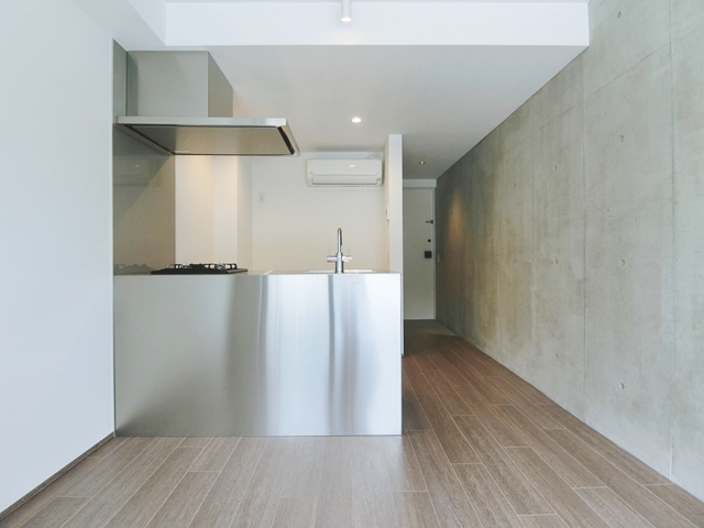 大人の街の白い館② 102の内観