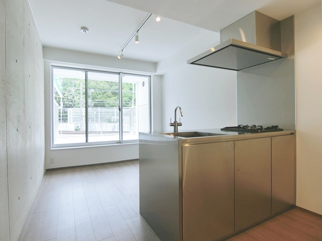 大人の街の白い館② 102の内観