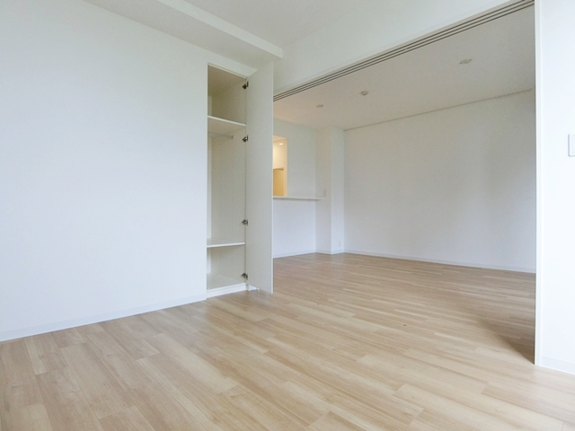 注目を集める街で暮らす 301の内観
