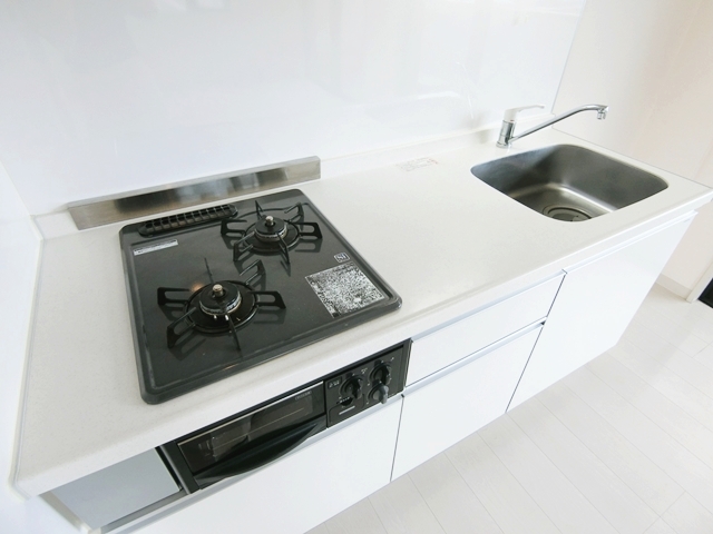 王道シンプルに彩りを 303の内観