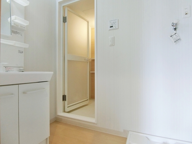 王道シンプルに彩りを 303の内観