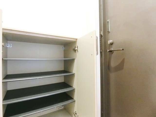 王道シンプルに彩りを 303の内観