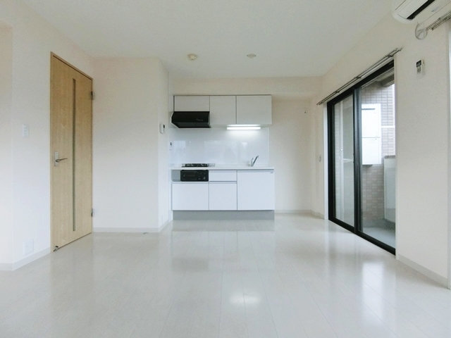 王道シンプルに彩りを 303の内観