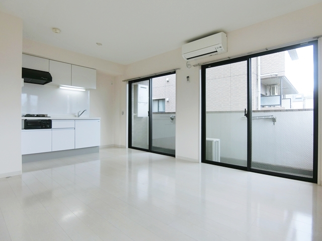 王道シンプルに彩りを 303の内観