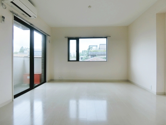 王道シンプルに彩りを 303の内観