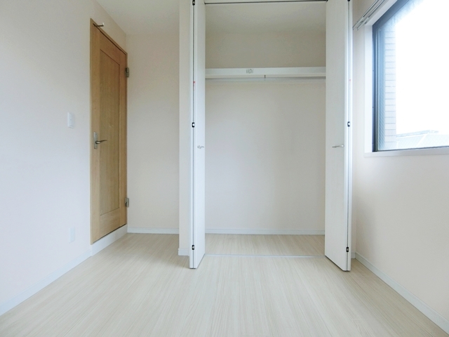 王道シンプルに彩りを 303の内観