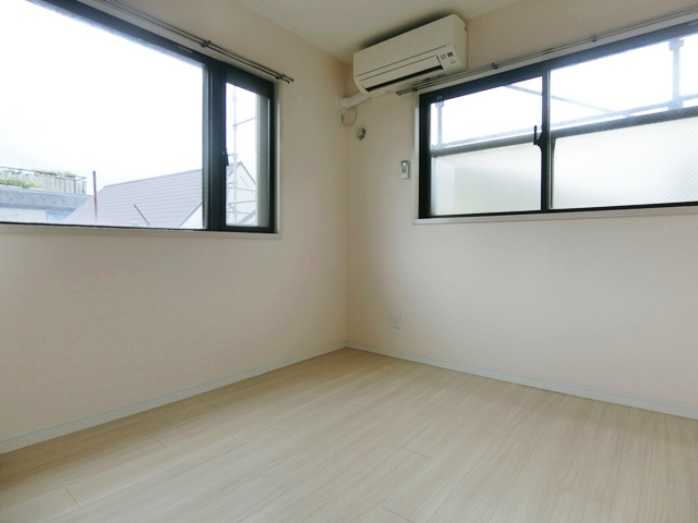 王道シンプルに彩りを 303の内観